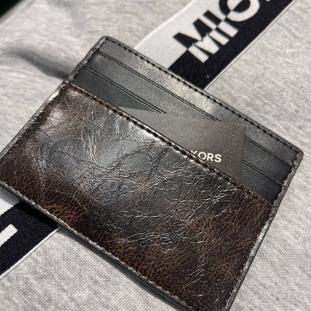 MICHAEL KORS Cyrus Burnished Tall Card Case
Chocolate Brown
NWT - Picture 4 of 16